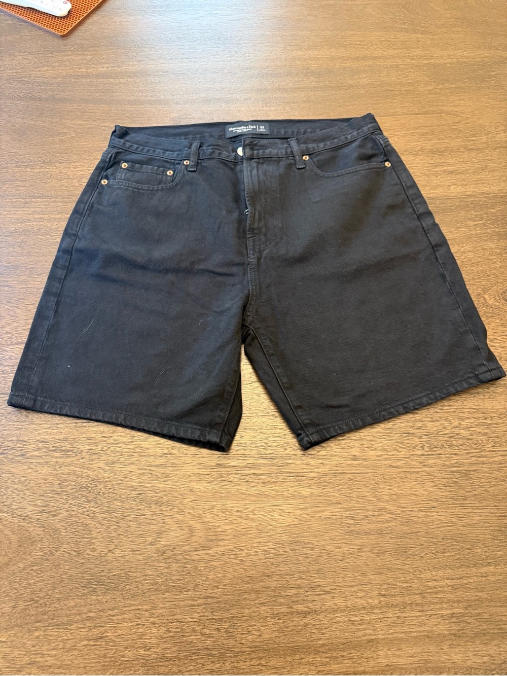 Abercrombie & Fitch
AUTHENTIC RIGID DENIM
LOOSE SHORT